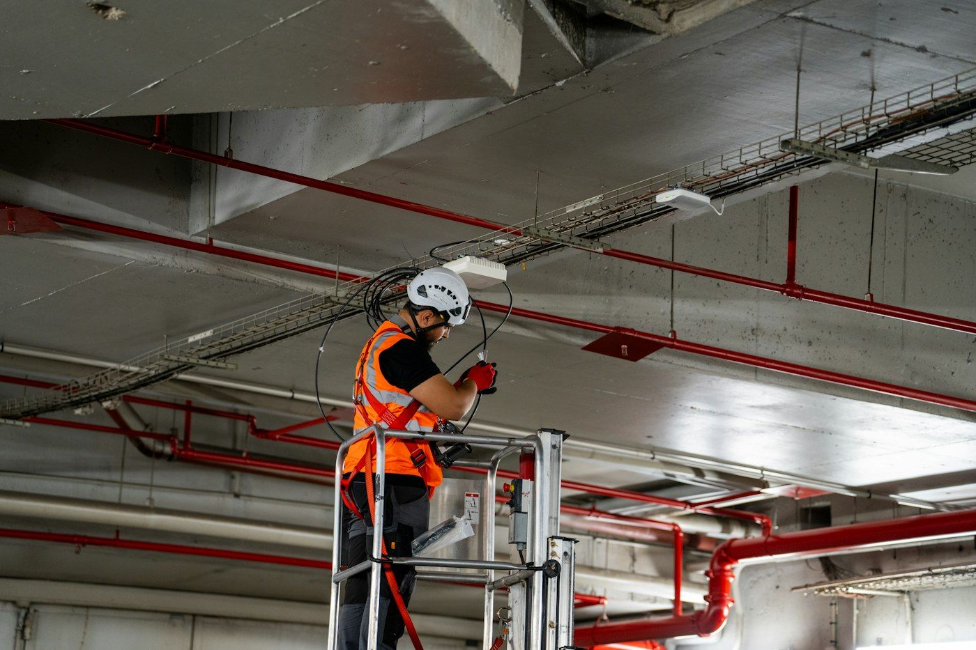 Haustechniker bei Wartungsarbeiten an der Decke