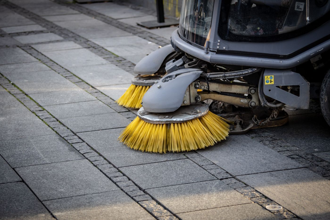 Kehrmaschine reinigt gepflasterte Flächen