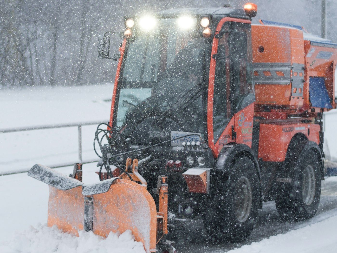Kommunales Räumfahrzeug mit Schneeschild im Schneetreiben